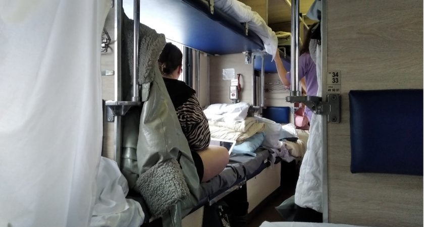 Пассажиры верхних полок в поездах РЖД теперь смогут спускаться на нижние только с согласия попутчиков