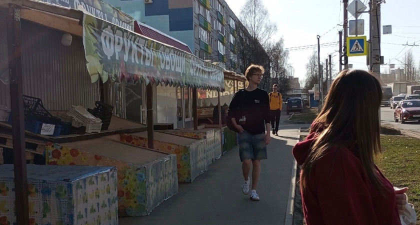 "Превратили тротуары в мини-базары": кировчане жалуются, что ларьки на Юровской мешают проходу пешеходам