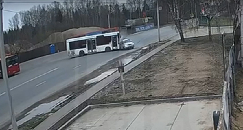 Камера зафиксировала, как в Кирове Lada разломилась пополам в аварии с автобусом
