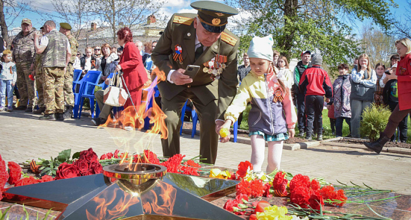 В Котельниче зажгли Вечный огонь: к мемориалу провели газ