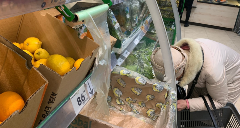 Зачем продавцы "Магнитов" и "Пятерочек" забирают себе из ящиков с бананами маленькие незаметные пакетики?