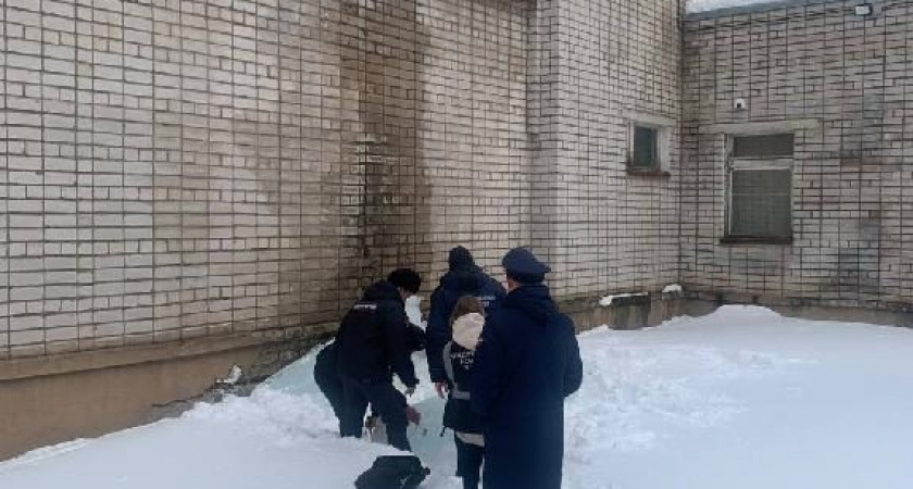  Бывшего сотрудника школы в Кирове осудили за халатность после падения льда на школьника