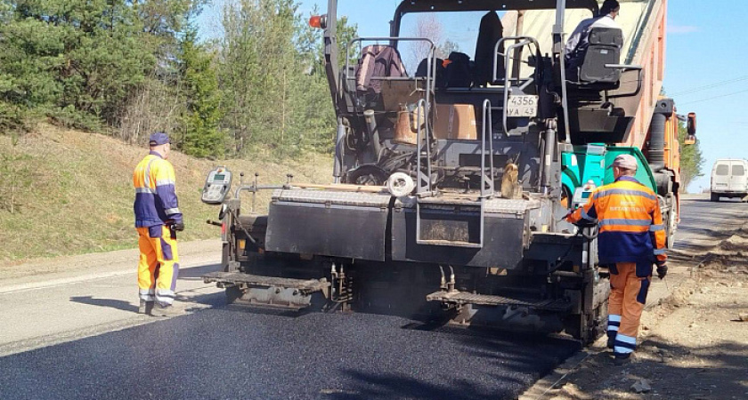 Дорогу Котельнич – Даровской покрывают свежим асфальтом
