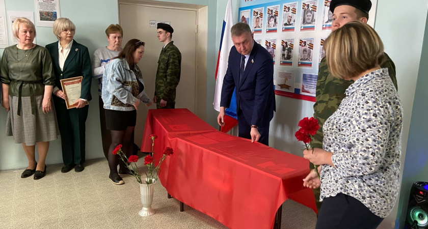 В Оричевском районе открыли две "Парты Героя" в память о погибших бойцах СВО