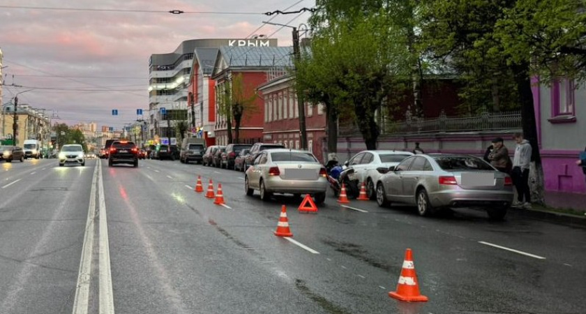 В Кирове на улице Ленина 21-летний мотоциклист попал в тройную аварию