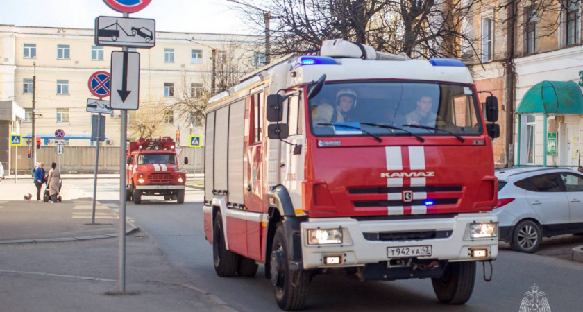 В Кирове на улице Павла Корчагина вспыхнул балкон