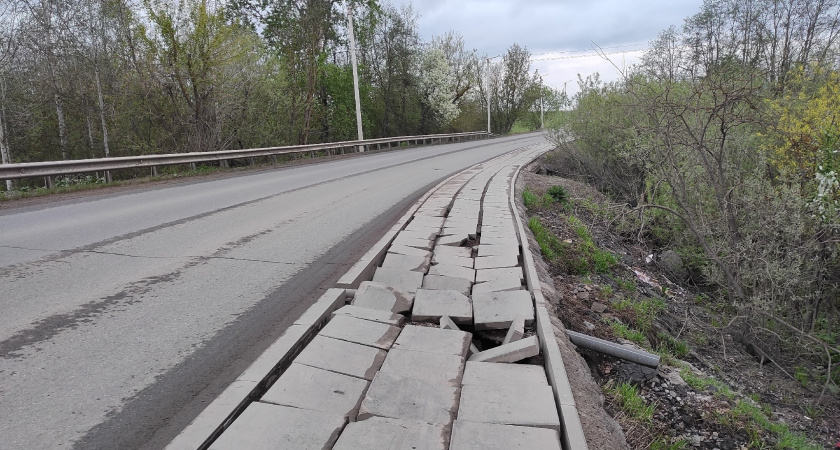 Кировчане пожаловались на развалившийся тротуар по улице Лесной