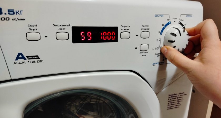 После начала стирки, а не до: мастер по ремонту научил, как правильно засыпать порошок в машинку