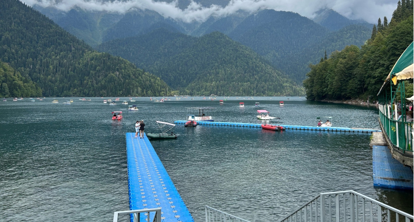 "Чистое море, белоснежный песок и вкусная еда": россияне делятся правдивыми отзывами о райском отдыхе в Абхазии 2025