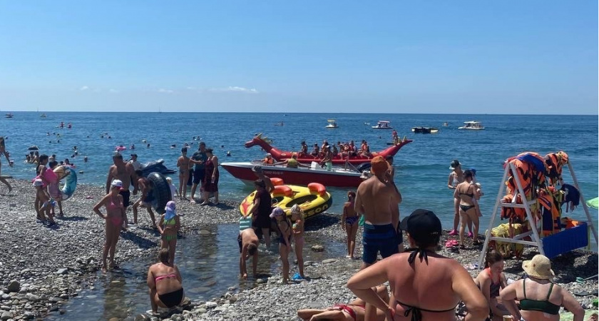 "Купаться невозможно - сидим на берегу": Черное море преподнесло неприятный сюрприз отдыхающим