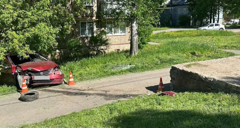 В Кирове водитель Renault Logan вылетел с дороги, протаранив основание остановки