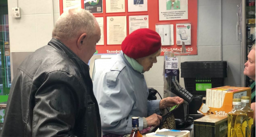 Больше не расплачиваюсь картой в магазинах - оказалось, кассиры "Пятерочки" и "Магнита" смотрят эти данные