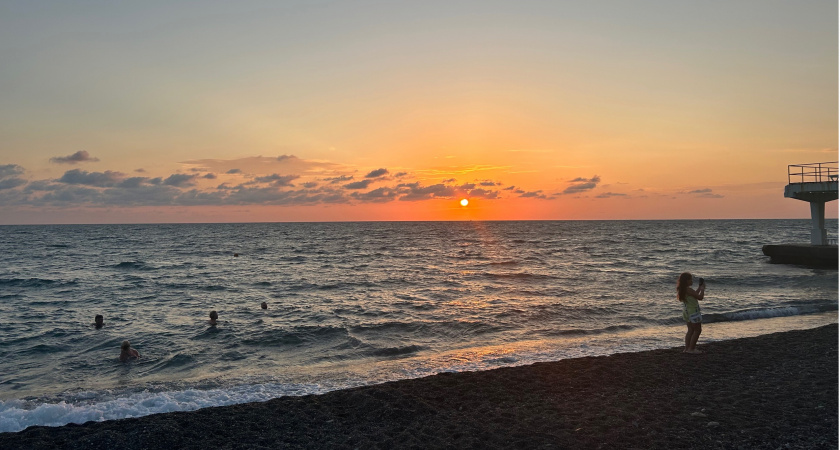 В воду не пустили, отпуск испорчен: на пляжах Анапы ввели полный запрет на купание в Черном море