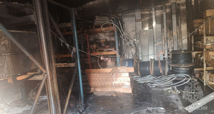 На улице Луганской в Кирове загорелся склад с товарами