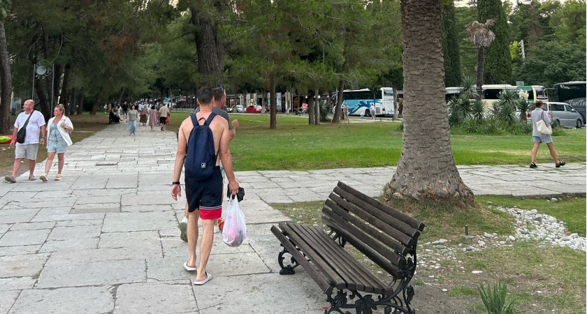 "Пробирались к морю через вонючие кучи мусора": россиянка честно поделилась отзывом об отпуске в Турции