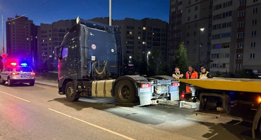 Губернатор потребовал разобраться с фурами, нарушающими правила стоянки в Кирове