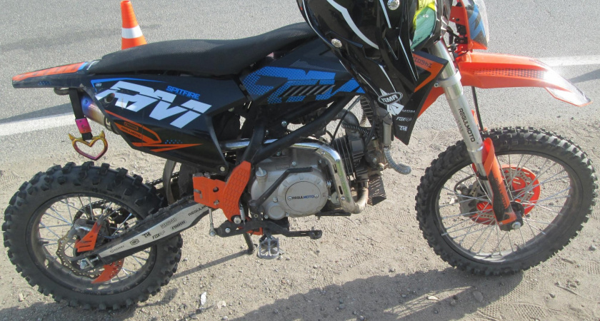 В Кировской области 12-летний ребенок на питбайке врезался в иномарку: двое пострадавших