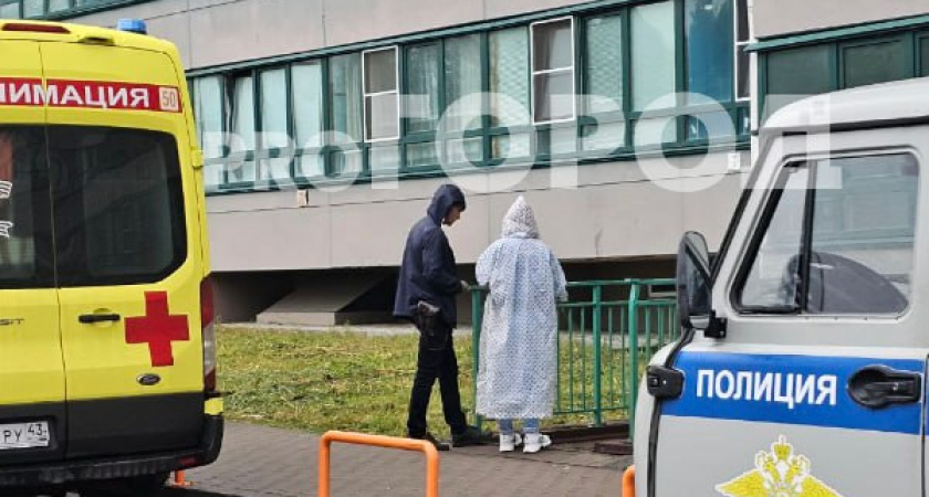 Из окна многоэтажки на улице Московской в Кирове выпала девушка