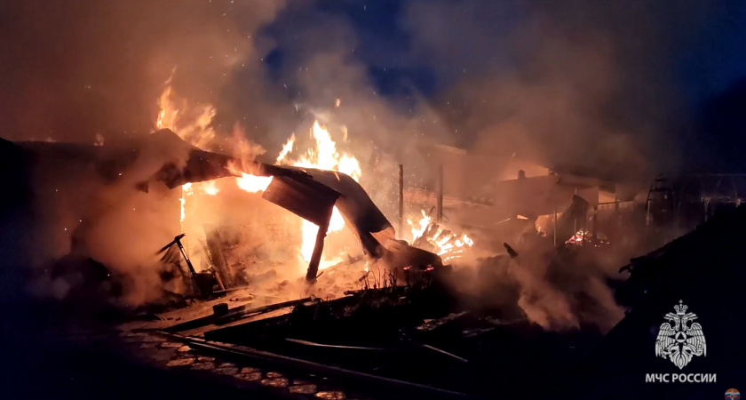 В Подосиновском районе мощный пожар распространился на три соседних участка