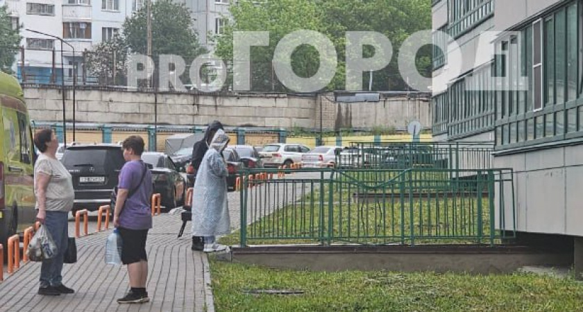 Назван возраст погибшей девушки, выпавшей из окна многоэтажки в Кирове