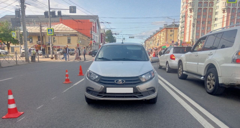 Парень за рулем Lada Granta сбил юношу около филармонии в Кирове