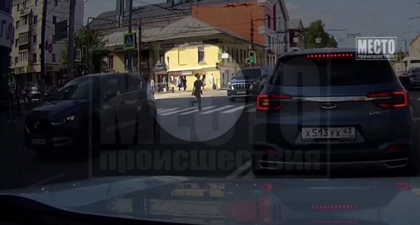 Появились кадры, как Lada Granta сносит юношу на пешеходном переходе в Кирове