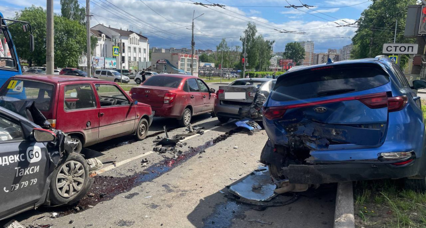 Автоинспекторы сообщили детали массового ДТП с 8 авто в Кирове: трое пострадали