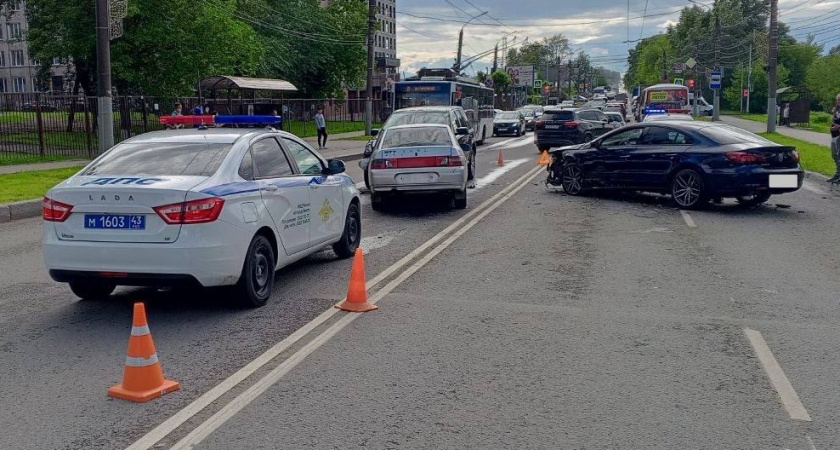 Четыре человека получили травмы в тройной аварии на улице Московской в Кирове