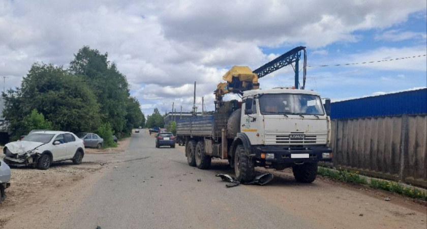 В Кирове на улице Весенней легковушка попала под КамАЗ: пострадала женщина