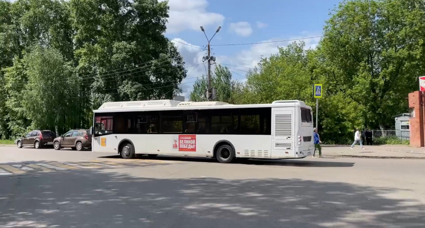 В 45 кировских автобусах нейросеть называет пассажирам остановки