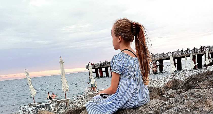 Побережье усеяно окурками, медузами и мусором - развлечений никаких: туристы раскритиковали курорт на Азовском море