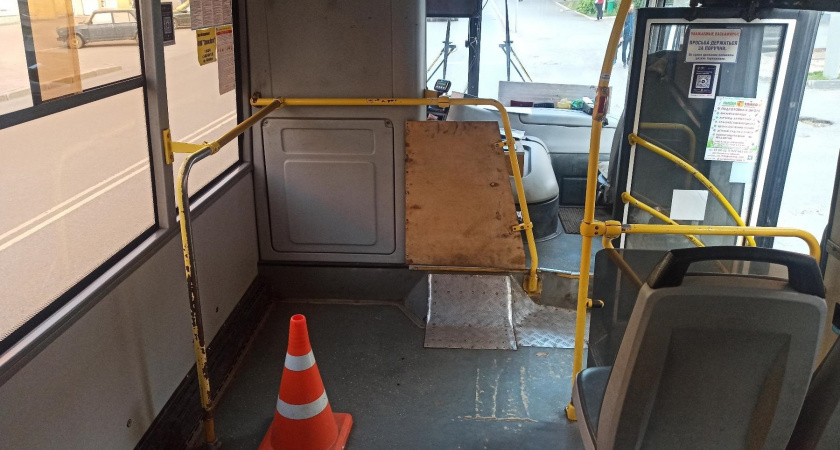 Поездка в городском автобусе обернулась для кировчанки травмами