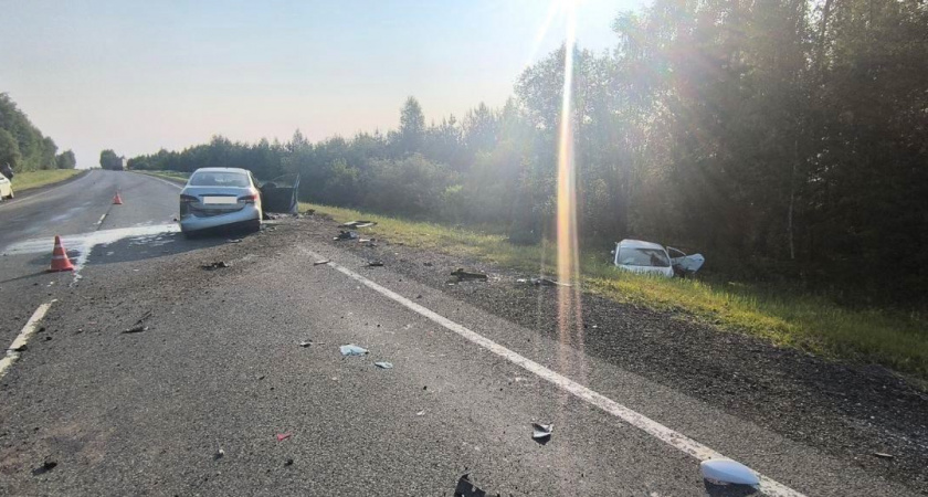 Два человека погибли в страшном массовом ДТП с грузовиком на трассе под Яранском