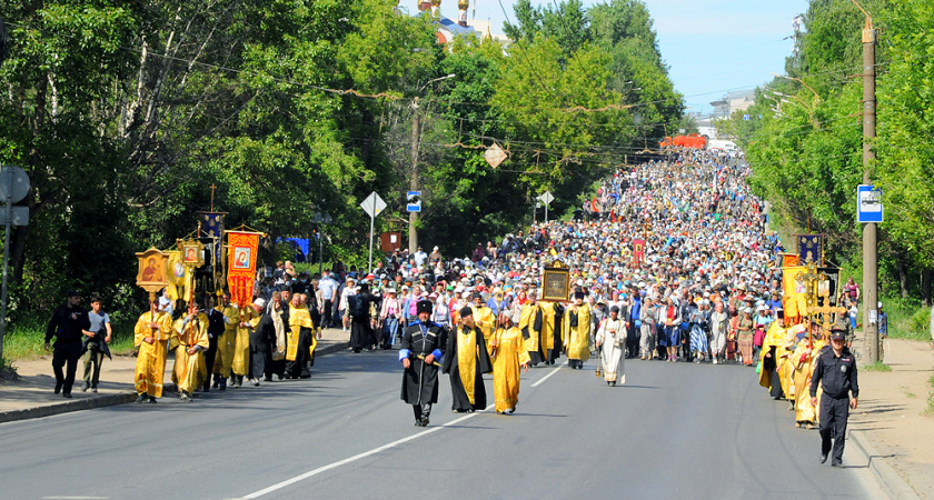 Возвращающиеся из крестного хода верующие перекроют движение по ряду улиц Кирова