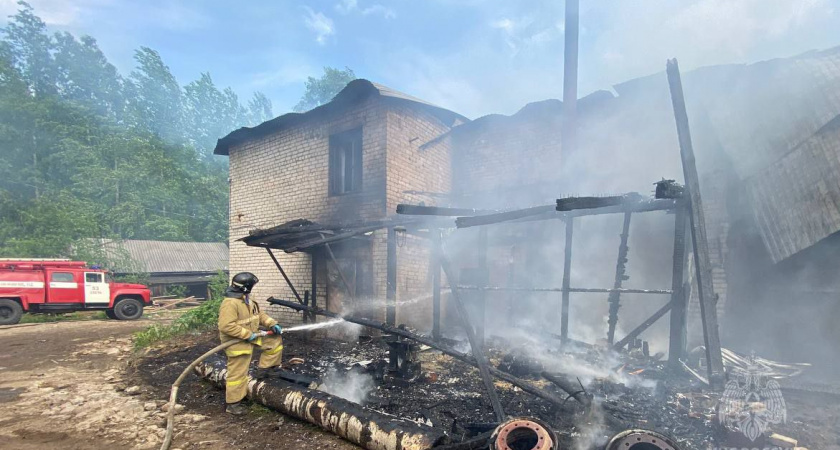 Шесть пожаров и шесть аварий случилось в Кировской области за одни сутки