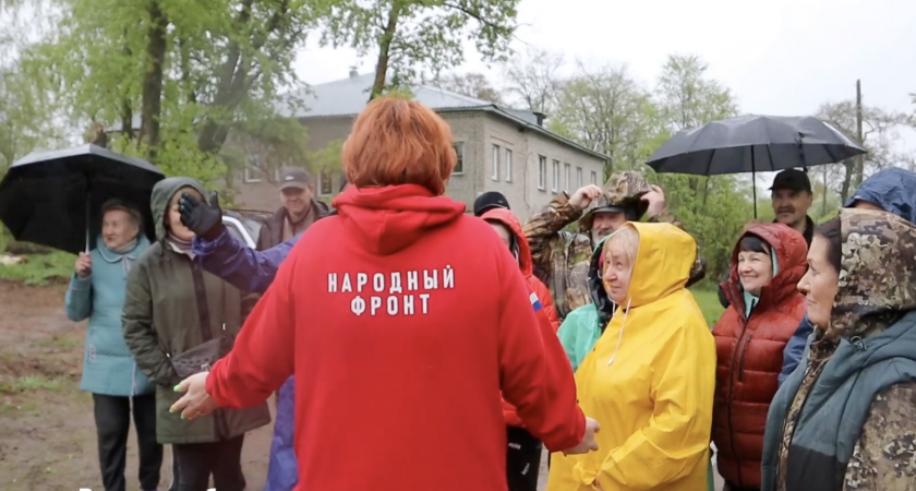 Жители пригорода Кирова не могут проехать к дому из-за отсутствия дороги