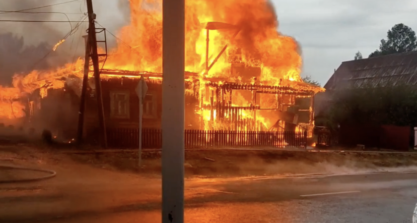 Гроза стала причиной сильного пожара в Унинском районе