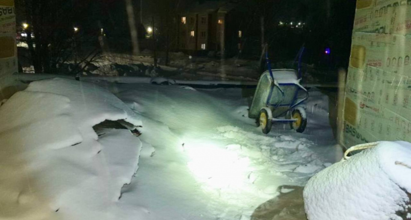 Под Кировом несовершеннолетний рабочий упал с высоты и получил тяжелые травмы