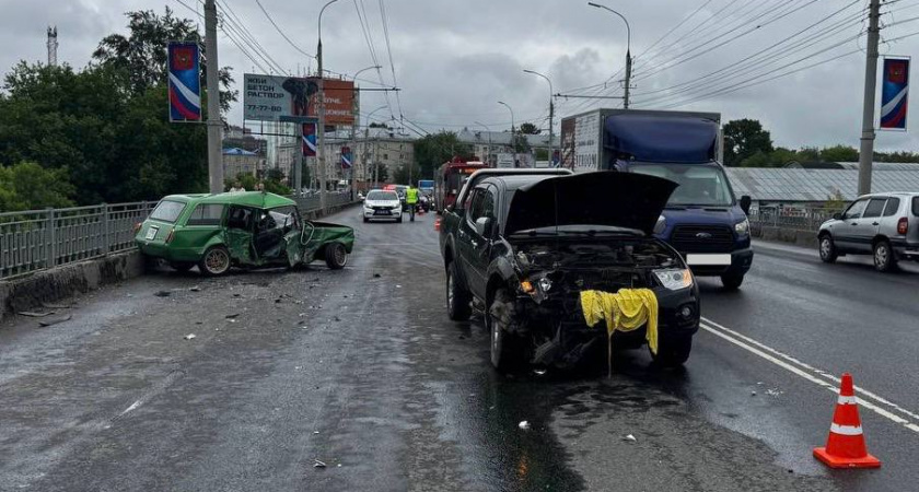 Советская классика и японский пикап жестко столкнулись на путепроводе в Кирове