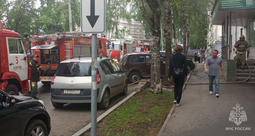 50 человек эвакуировали из здания в центре Кирова