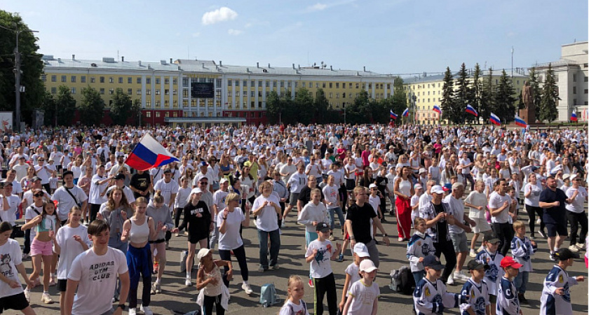 В Кирове свыше 4,5 тысячи человек поучаствовали в массовой зарядке в День России