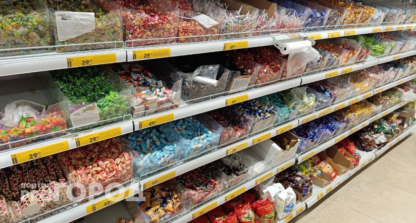 Бывшие сотрудники "Магнита" и "Пятерочки" рассказали, почему нельзя покупать конфеты на развес