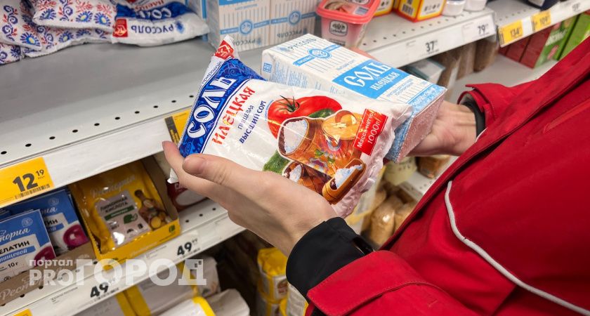 Начала мыть полы солёной водой — перемены в доме заметила вся семья: 2 причины добавить соль в ведро