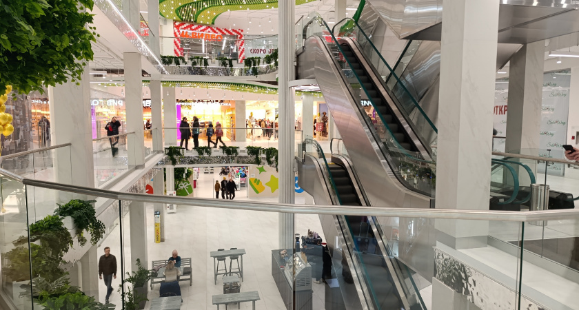 Как в магазине одной фразой отвязаться от прилипчивых консультантов с их вопросом: "Чем вам помочь?"