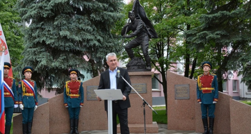 В Слободском открыли памятник знаменосцу Победы Григорию Булатову