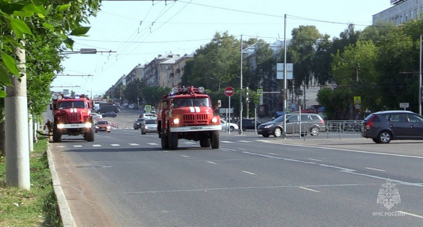 В Кировской области грузовик вспыхнул во время движения