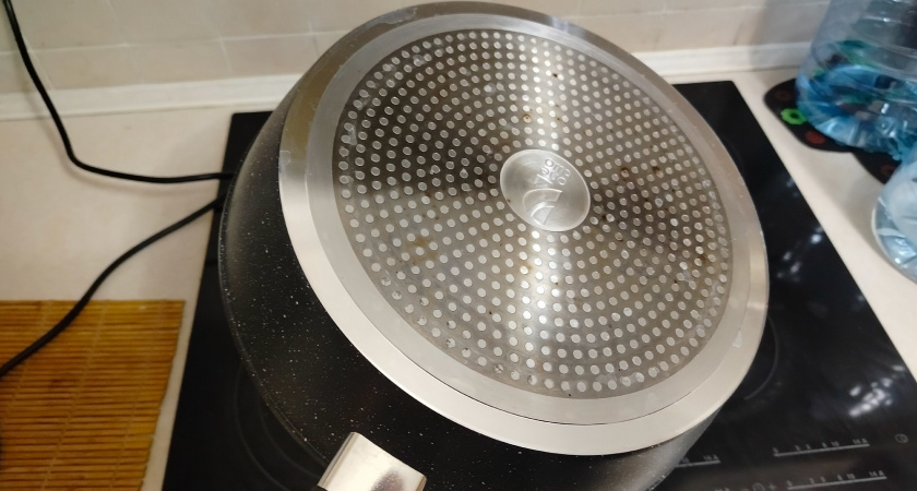 Два пакетика заливаю кипятком - и сковородка как новая: от жира и нагара не остается и следа