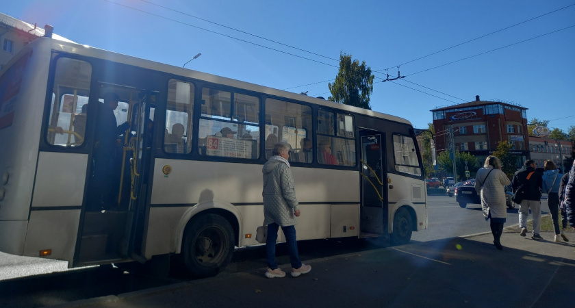 "Один красный, другой белый": губернатору не нравится облик кировских автобусов