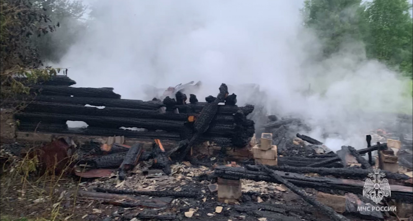 Грозовой разряд спалил дотла деревянный дом в Опаринском районе