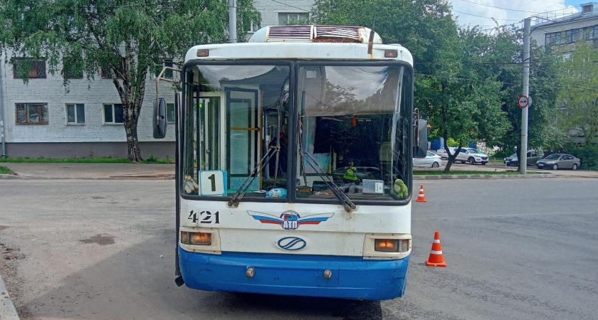 В Кирове мужчина получил травмы во время поездки на троллейбусе